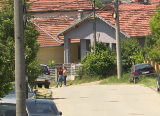 “IMAJU MALU BEBU I RANIJE SU GA PRIJAVLJIVALI ZA NASILJE” Komšije devojke i njenih bake i deke koje je izbo pomahnitali napadač otkrili da je poznat od ranije kao NASILNIK “imaju-malu-bebu-i-ranije-su-ga-prijavljivali-za-nasilje”-komsije-devojke-i-njenih-bake-i-deke-koje-je-izbo-pomahnitali-napadac-otkrili-da-je-poznat-od-ranije-kao-nasilnik