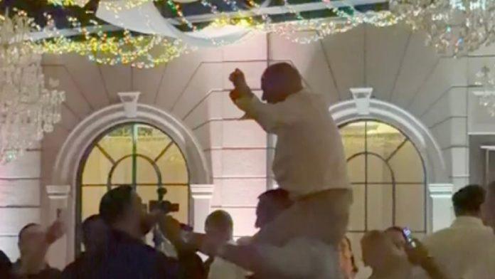 lom-do-sitnih-sati-uzavrela-atsmofera-na-veselju-urosa-zivkovica:-dani-se-popeo-gostu-na-krkace,-svi-ga-opklolili!-pevac-u-transu-(video)