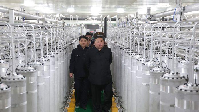 kim-dzong-un-posetio-novi-pogon-za-proizvodnju-nuklearnog-materijala-i-uputio-zastrasujucu-poruku:-“eksponencijalnom-brzinom”