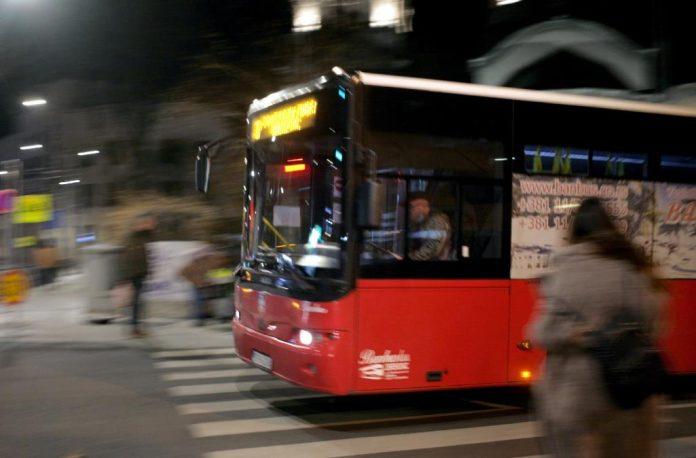 nogama-i-rukama-razbijali-vrata-da-dodu-do-vozaca-autobusa-na-brankovom-mostu!-beogradani-hitali-u-pomoc!-polozili-najvazniji-ispit-ljudskosti,-cisto-herojstvo