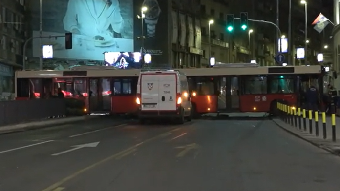 (video)-prvi-snimak-sa-mesta-teske-nesrece-vozacu-autobusa-pozlilo-kod-brankovog-mosta,-a-onda-je-usledila-drama:-udario-u-zastitnu-ogradu-i-preprecio-put!