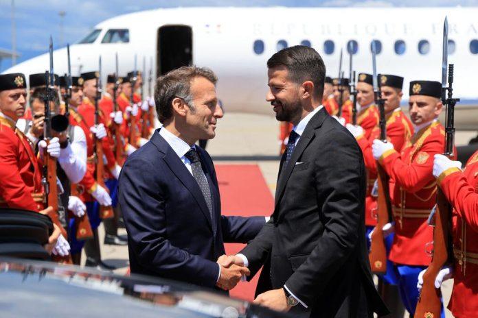 emanuel-makron-stigao-u-crnu-goru!-na-aerodromu-ga-docekao-jakov-milatovic,-dvojica-lidera-ce-jedan-drugom-uruciti-najvisa-drzavna-odlikovanja!-(foto)