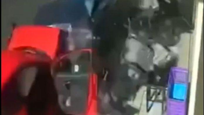 (uznemirujuci-video)-automobilom-pokosio-sve-na-setalisu,-majka-heroj-u-poslednjoj-sekundi-spasila-dete:-cudom-izbegnuta-tragedija