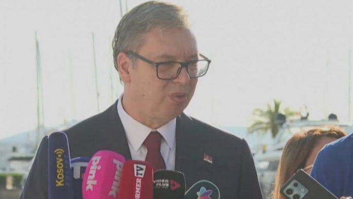 vucic-porucio-gradanima-cg-koji-pozdravljaju-njegov-dolazak:-uvek-cemo-se-truditi-da-gradimo-odnose-sa-bracom-iz-crne-gore