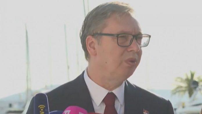 vucic-razvalio-crnogorske-novinare:-dosli-da-provociraju,-a-predsednik-ih-postavio-na-mesto