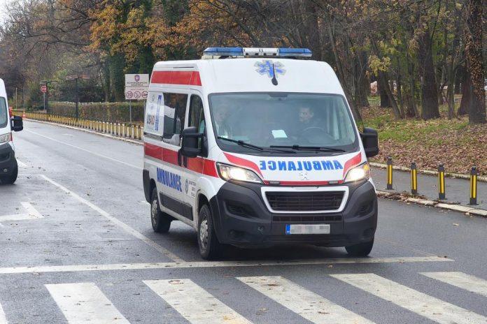 teska-nesreca-u-beogradu:-tinejdzer-(16)-u-teskom-stanju-nakon-sudara-motora-i-automobila