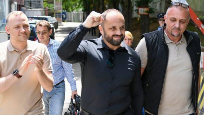 radojevic-i-zaporozac-pusteni-iz-policijske-stanice-(foto)