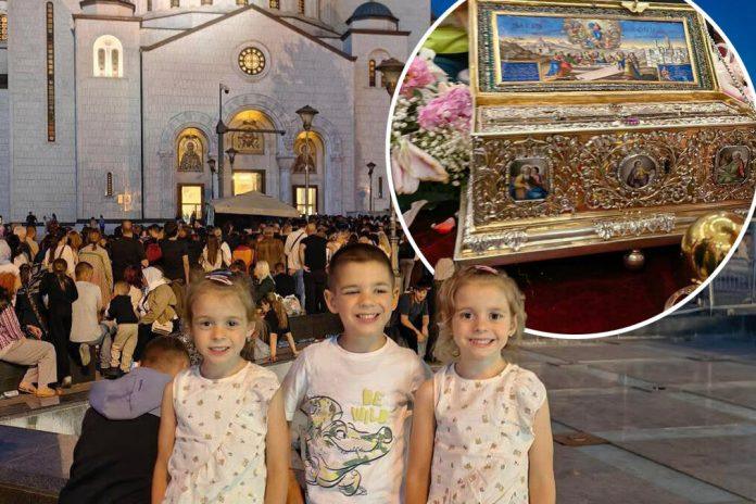 nije-mogla-da-zatrudni,-pa-joj-je-pojas-presvete-bogorodice-podario-trojke:-marija-cekala-11-sati-da-se-pokloni-svetinji-koja-joj-je-donela-potomstvo-(foto)