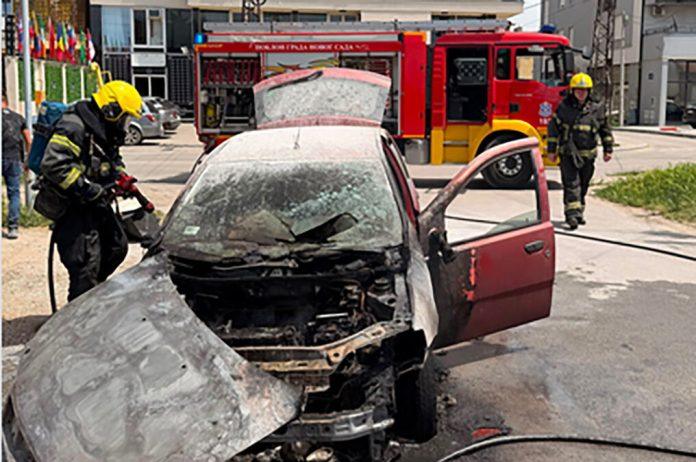 drama-u-novom-sadu:-zapalio-se-“punto”-u-pokretu,-plamen-progutao-automobil-nasred-ulice-(foto)