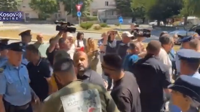 opstinska-inspekcija-pokusala-da-ukloni-znak-“volim-mitrovicu”,-policija-privela-radojevica-i-zaporozca-(video)