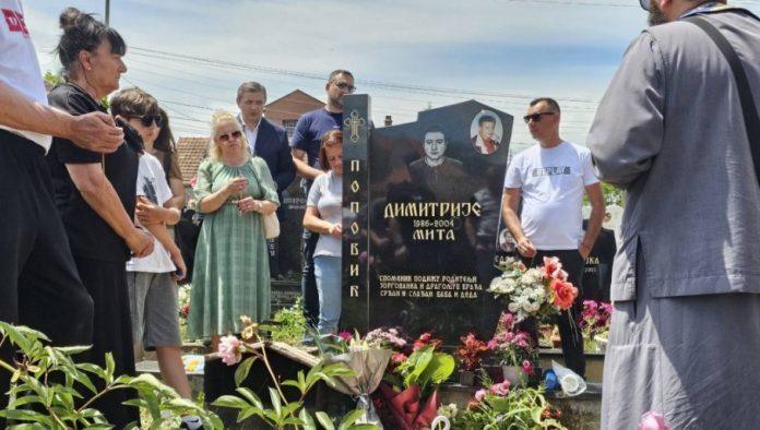 “sine,-moli-se-da-ostanemo-na-ovim-prostorima”:-u-gracanici-obelezene-22-godine-od-ubistva-dimitrija-popovica-(17)
