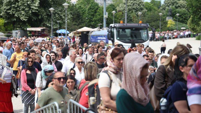 nepregledne-kolone-i-danas-ispred-hrama-svetog-save-sutra-svecani-ispracaj-pojasa-presvete-bogorodice:-svetinji-se-poklonilo-vise-od-800.000-vernika-(video)