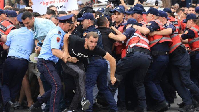 “albanija-nije-na-prodaju”-haos-u-zemlji-zbog-kusnera,-narod-besan:-bodljikava-zica-na-plazi,-rama-gura-kontroverzni-projekat,-a-bageri-ruse-poslednji-raj-na-mediteranu