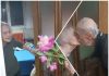 Godine im usporile korake, ali ljubav ne stari! Deka doneo baki cveće, a reči koje mu je izustila dok jedva stoji – kidaju dušu! VIDEO godine-im-usporile-korake,-ali-ljubav-ne-stari!-deka-doneo-baki-cvece,-a-reci-koje-mu-je-izustila-dok-jedva-stoji-–-kidaju-dusu!-video