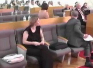 SKANDAL U TRSTENIKU! Odbornik Aleksićevog pokreta šutnuo načelnicu! (VIDEO) skandal-u-trsteniku!-odbornik-aleksicevog-pokreta-sutnuo-nacelnicu!-(video)
