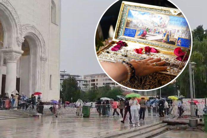 scena-kakvu-ispred-hrama-svetog-save-nismo-videli-od-spasovdana:-vernici-i-patrijarh-porfirije-ispracaju-pojas-presvete-bogorodice-–-liturgija-pocela-(video)