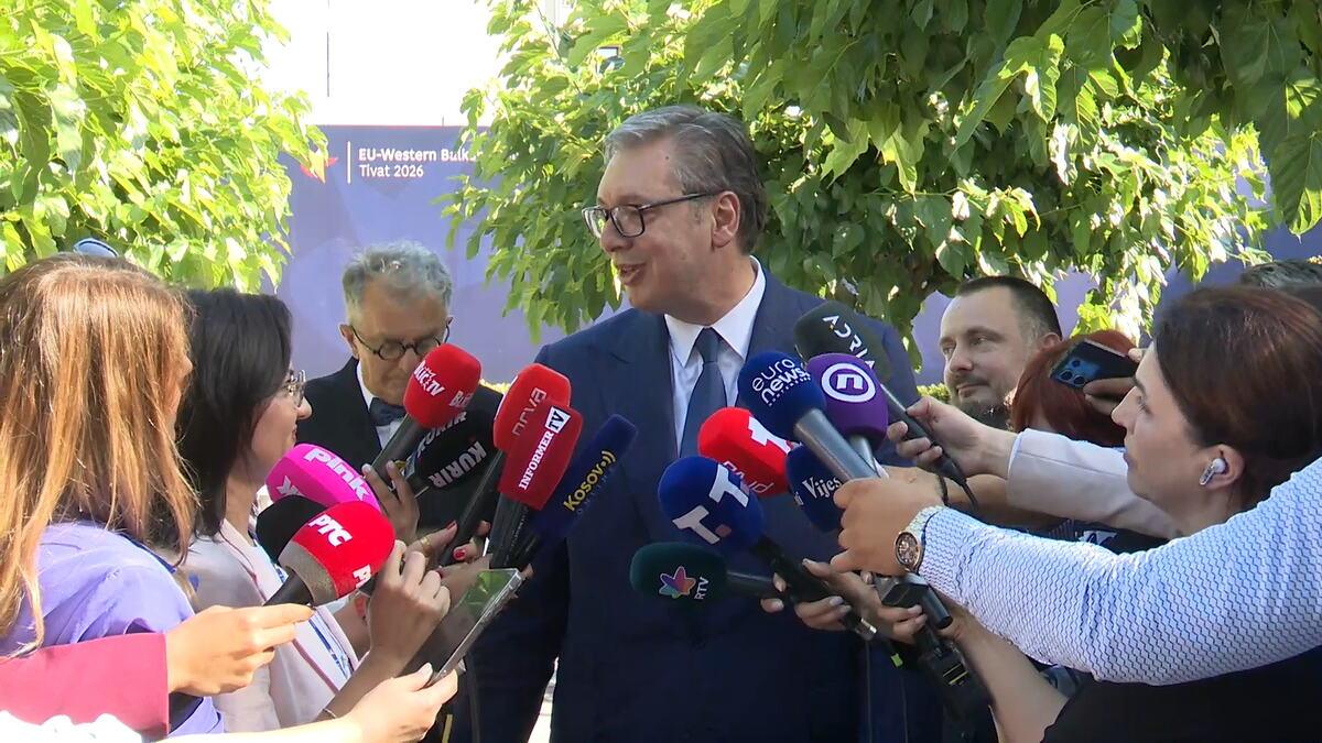 to-je-hiljadu-puta-vaznije-i-ozbiljnije-pitanje!-ovako-su-u-crnoj-gori-pokusali-da-isprovociraju-vucica,-on-im-sa-osmehom-odgovorio:-“lep-i-lak-vam-je-zivot…” to-je-hiljadu-puta-vaznije-i-ozbiljnije-pitanje!-ovako-su-u-crnoj-gori-pokusali-da-isprovociraju-vucica,-on-im-sa-osmehom-odgovorio:-“lep-i-lak-vam-je-zivot…”