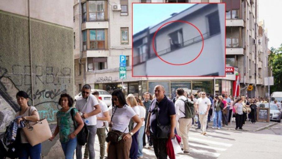 sa-terase-vracara:-pomahnitala-blokaderka-zasipala-flasama-vernike-ispred-hrama-svetog-save!-(video) sa-terase-vracara:-pomahnitala-blokaderka-zasipala-flasama-vernike-ispred-hrama-svetog-save!-(video)