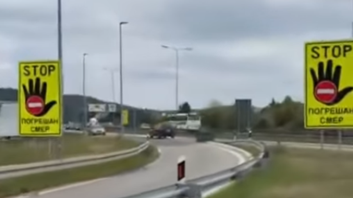 dokle-vise?-jos-jedna-voznja-u-kontrasmeru-na-auto-putu!-vozac-ignorisao-dva-saobracajna-znaka-upozorenja-kod-vrcina-pa-zalutao dokle-vise?-jos-jedna-voznja-u-kontrasmeru-na-auto-putu!-vozac-ignorisao-dva-saobracajna-znaka-upozorenja-kod-vrcina-pa-zalutao