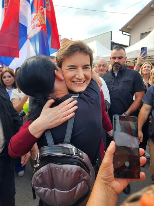 “sto-su-napadi-na-vucica-jaci,-nas-narod-ce-jos-snaznije-ustati”-brnabic-srdacno-docekana-u-novim-banovcima:-zajednistvo-je-nasa-najveca-snaga-(video) “sto-su-napadi-na-vucica-jaci,-nas-narod-ce-jos-snaznije-ustati”-brnabic-srdacno-docekana-u-novim-banovcima:-zajednistvo-je-nasa-najveca-snaga-(video)