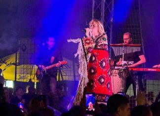 PIROT NA NOGAMA! Tea Tairović zapevala pred punim stadionom, OGRNULI JE ĆILIMOM (VIDEO) pirot-na-nogama!-tea-tairovic-zapevala-pred-punim-stadionom,-ogrnuli-je-cilimom-(video)