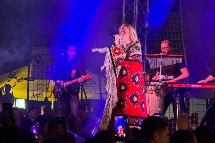 pirot-na-nogama!-tea-tairovic-zapevala-pred-punim-stadionom,-ogrnuli-je-cilimom-(video)