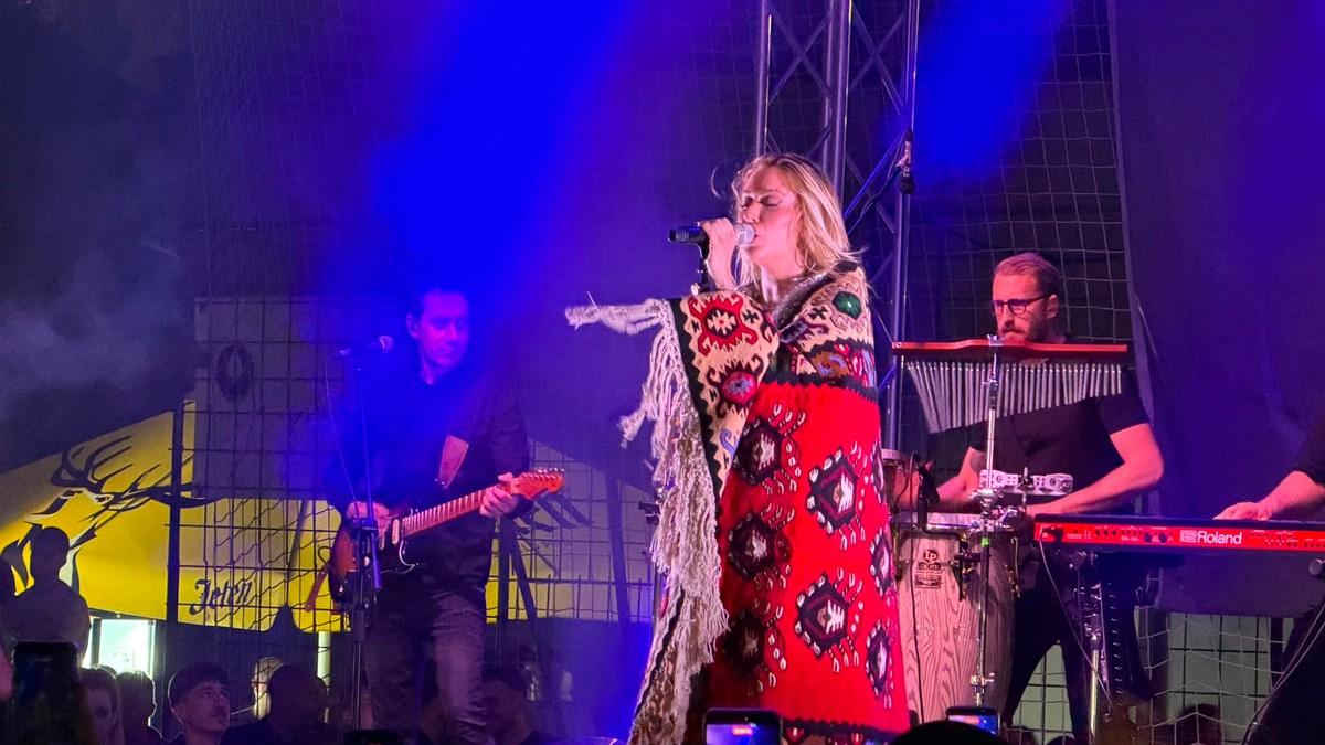(video)-teu-tairovic-ogrnuli-cilimom-na-koncertu-ovakva-pevala-publici-u-pirotu!-prisutni-odusevljeni-zbog-gesta-pevacice (video)-teu-tairovic-ogrnuli-cilimom-na-koncertu-ovakva-pevala-publici-u-pirotu!-prisutni-odusevljeni-zbog-gesta-pevacice