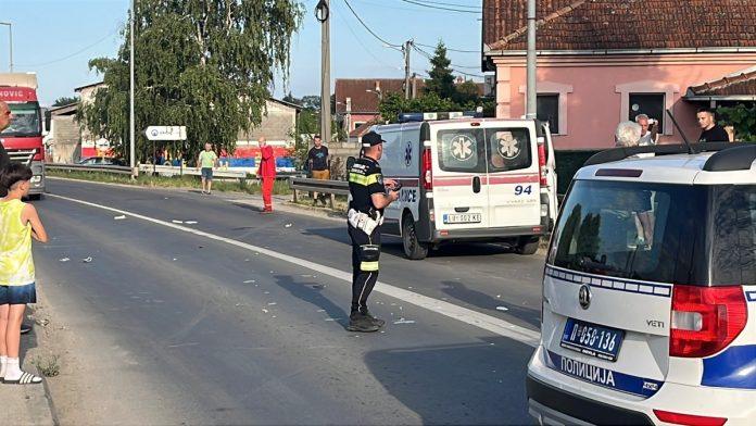 (foto,-video)-zenu-udarilo-vozilo-hitne-pomoci-uzas-kod-cacka:-prelazila-ulicu-van-pesackog-prelaza,-lekari-se-bore-za-njen-zivot