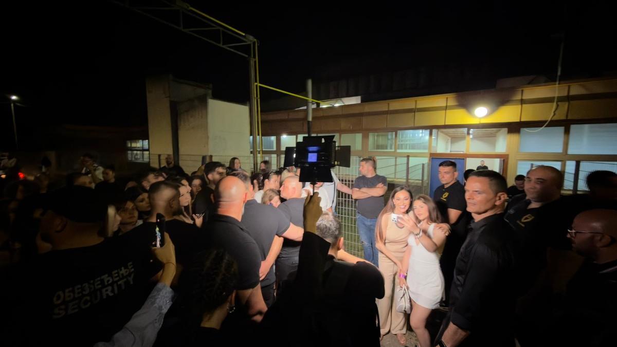 (video)-fanovi-joj-ne-daju-da-ide-kuci-cecu-nakon-koncerta-publika-opkolila:-preko-pola-sata-se-slikala-sa-svima (video)-fanovi-joj-ne-daju-da-ide-kuci-cecu-nakon-koncerta-publika-opkolila:-preko-pola-sata-se-slikala-sa-svima