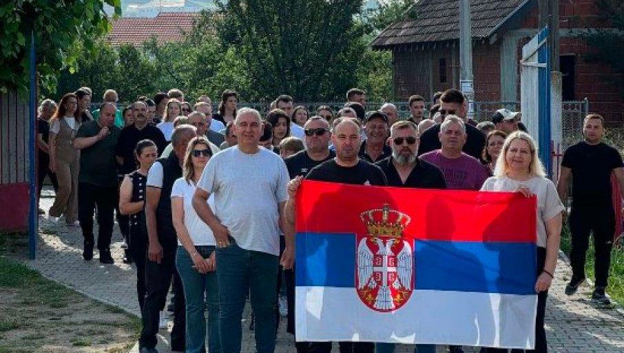 srbi-iz-koretista-sa-trobojkom-na-glasanje:-kosovsko-pomorovavlje-slozno-za-sveto-kim,-za-srbiju-(foto) srbi-iz-koretista-sa-trobojkom-na-glasanje:-kosovsko-pomorovavlje-slozno-za-sveto-kim,-za-srbiju-(foto)
