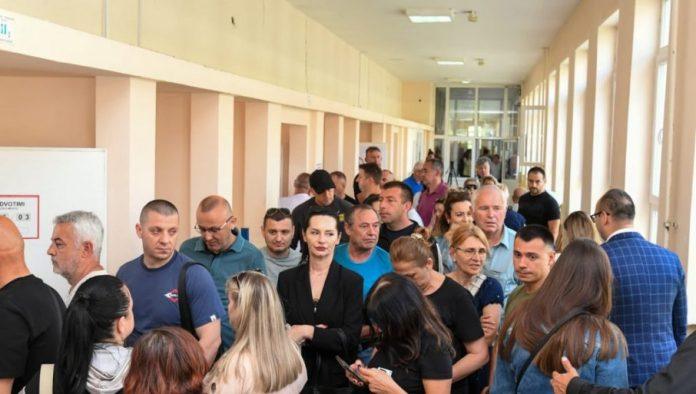 velike-guzve-na-kim-od-rane-zore:-glasao-zlatan-elek,-srbi-masovno-krenuli-na-biralista-u-kosovskoj-mitrovici