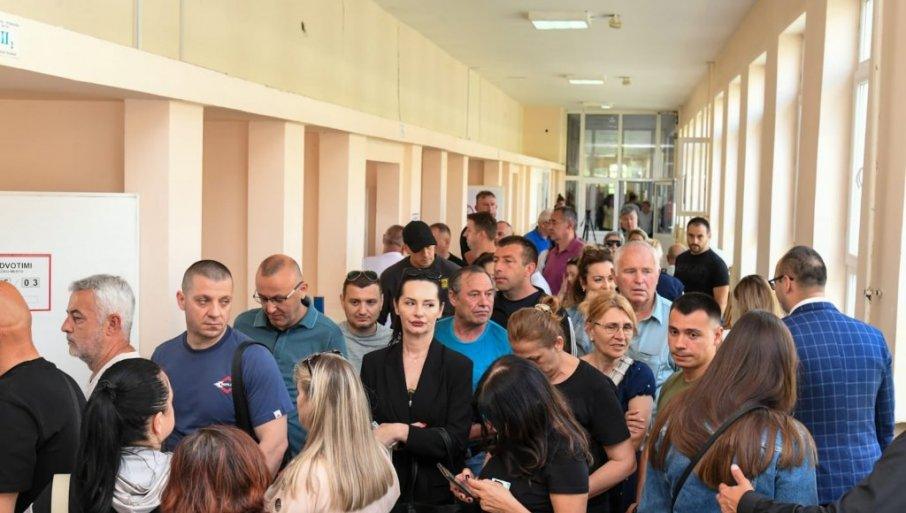 velike-guzve-na-kim-od-rane-zore:-glasao-zlatan-elek,-srbi-masovno-krenuli-na-biralista-u-kosovskoj-mitrovici velike-guzve-na-kim-od-rane-zore:-glasao-zlatan-elek,-srbi-masovno-krenuli-na-biralista-u-kosovskoj-mitrovici