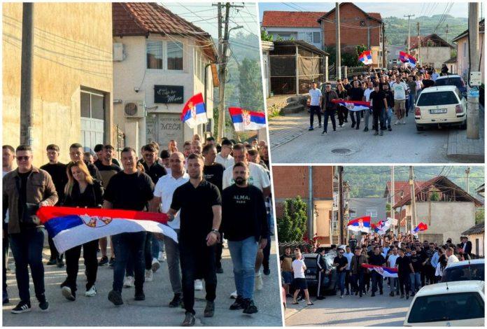 velicanstven-prizor,-svi-kao-jedan-s-trobojkama-na-glasanje!-prelepe-slike-iz-kosovskog-pomoravlja:-srbi-slozno,-sa-srpskim-zastavama-posli-na-biralista-(foto)