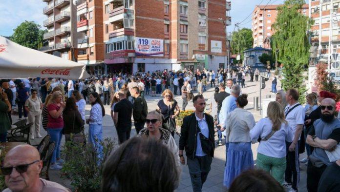 objavljena-izlaznost-do-11-casova:-najveca-ubedljivo-u-srpskim-sredinama,-u-zvecanu-cak-21,59-%
