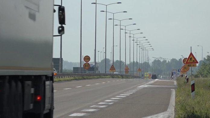 kamion-sleteo-sa-puta-na-auto-putu-e-75-kod-krnjeva:-zatvorena-zaustavna-traka-ka-beogradu