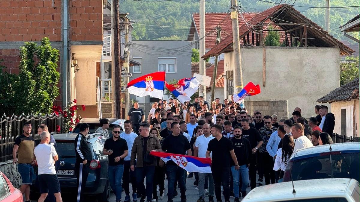 (foto,-video)-izbori-na-kim:-veliki-odziv-srba,-sa-trobojkama-krenuli-na-glasanje:-objavljen-presek-izlaznosti-do-15-sati (foto,-video)-izbori-na-kim:-veliki-odziv-srba,-sa-trobojkama-krenuli-na-glasanje:-objavljen-presek-izlaznosti-do-15-sati