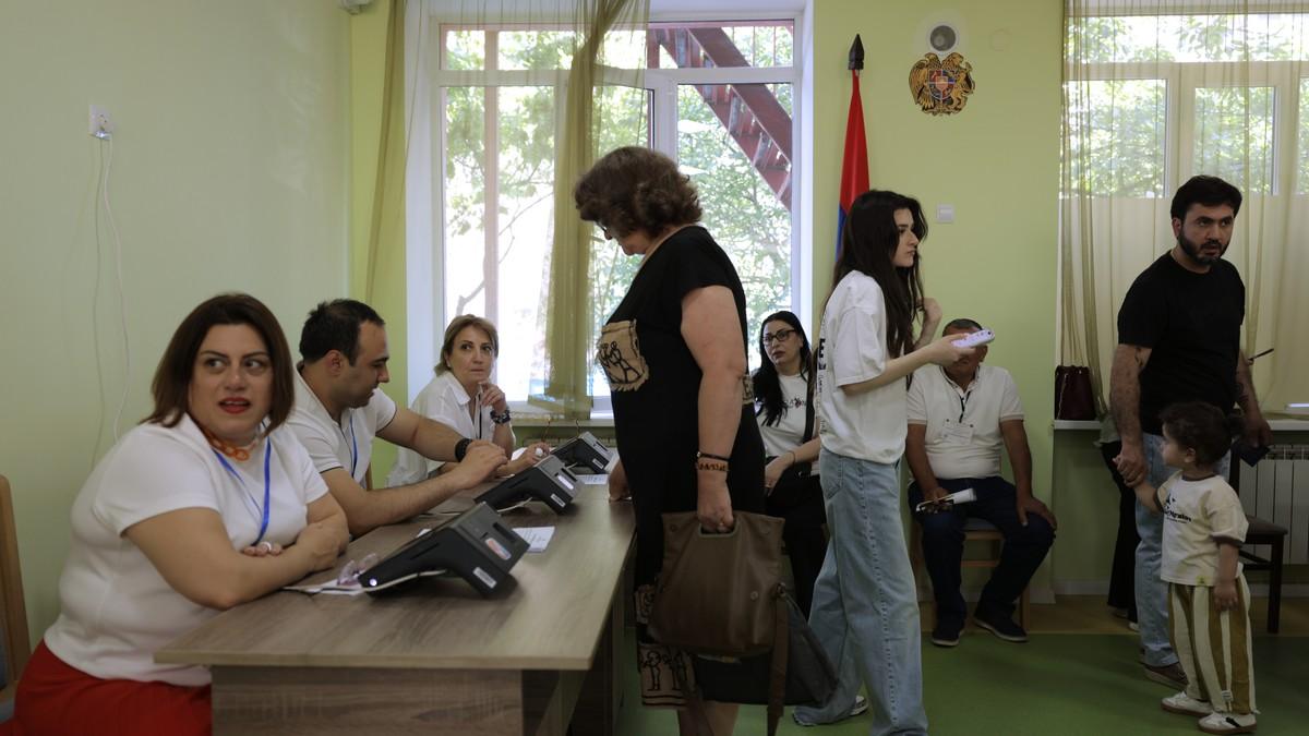 putinov-covek-doziveo-debakl-na-izborima?-izasle-prve-ankete:-gradanski-ugovor-osvojio-56,7-odsto-(foto) putinov-covek-doziveo-debakl-na-izborima?-izasle-prve-ankete:-gradanski-ugovor-osvojio-56,7-odsto-(foto)