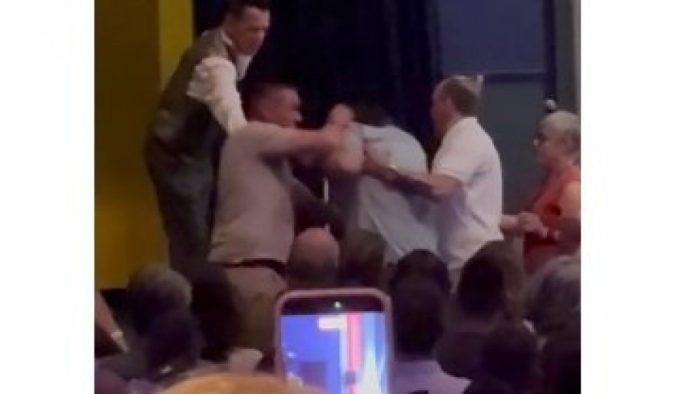 na-skupu-pretucen-novinar:-usijale-se-mreze-posle-blokaderskog-nasilja-u-frankfurtu-(video)