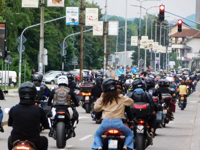 cetiri-dana-bajkerske-grmljavine-u-loznici:-“bratijanje”-okupilo-vise-od-1.300-motora,-defile-i-svirke-zatresli-grad-(foto)