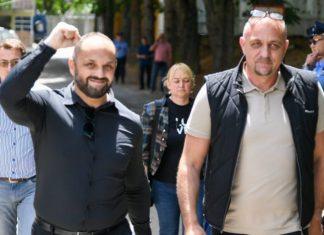 KURTIJEV TEROR U SEVERNOJ MITROVICI: Pendrecima na gradonačelnika Severne Mitrovice i predsednika SO (FOTO) kurtijev-teror-u-severnoj-mitrovici:-pendrecima-na-gradonacelnika-severne-mitrovice-i-predsednika-so-(foto)