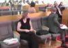 SKANDAL U TRSTENIKU! Odbornik Aleksićevog pokreta šutnuo načelnicu! (VIDEO) skandal-u-trsteniku!-odbornik-aleksicevog-pokreta-sutnuo-nacelnicu!-(video)