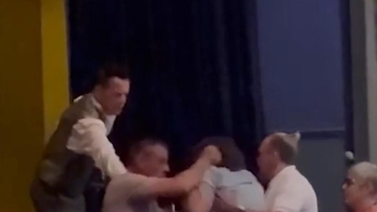 oglasio-se-uns-zbog-batina-na-tribini-“proglasa”-u-nemackoj:-osudujemo-napad-na-novinara-frankfurtskih-vesti oglasio-se-uns-zbog-batina-na-tribini-“proglasa”-u-nemackoj:-osudujemo-napad-na-novinara-frankfurtskih-vesti