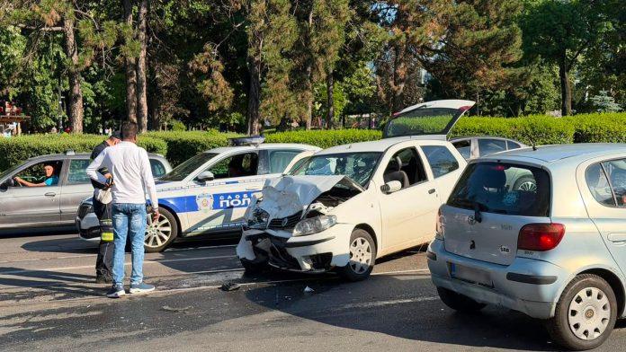 (foto)-teska-nesreca-kod-pravnog-sudarili-se-automobil-i-gradski-autobus:-na-licu-mesta-hitna-i-policija