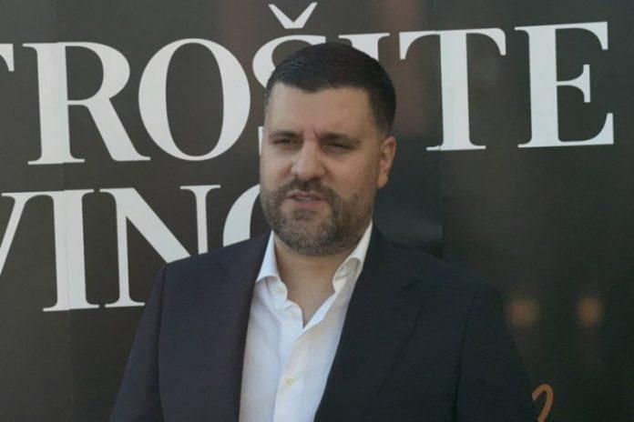 nebojsa-vojvodic-se-slomio-pred-kamerama:-na-pomen-pokojnog-oca-na-ivici-suza!-(video)