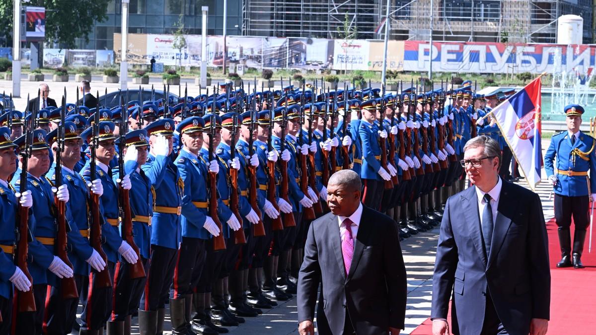 crveni-tepih-i-plotuni-vucic-docekao-predsednika-angole-ispred-palate-srbija-(video) crveni-tepih-i-plotuni-vucic-docekao-predsednika-angole-ispred-palate-srbija-(video)