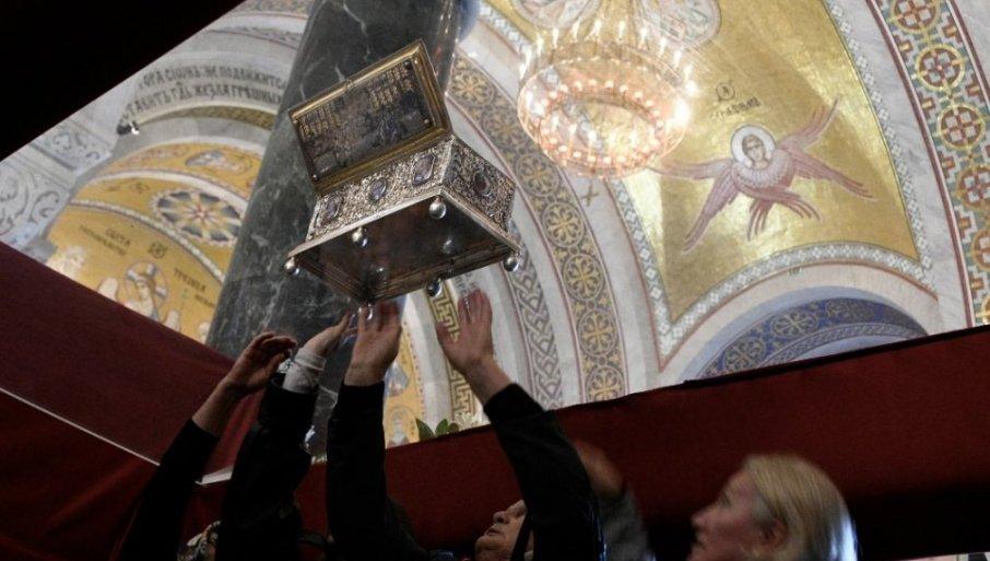 neverovatni-prizori:-vernici-i-patrijarh-porfirije-ispracaju-pojas-presvete-bogorodice-(foto/video) neverovatni-prizori:-vernici-i-patrijarh-porfirije-ispracaju-pojas-presvete-bogorodice-(foto/video)
