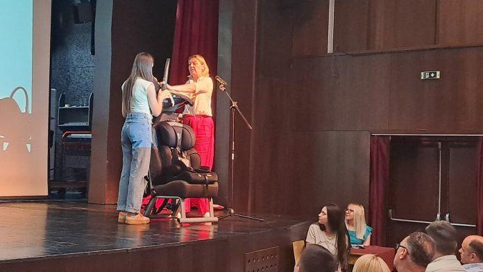 vranje:-grad-obezbedio-540-auto-sedista-za-bebe