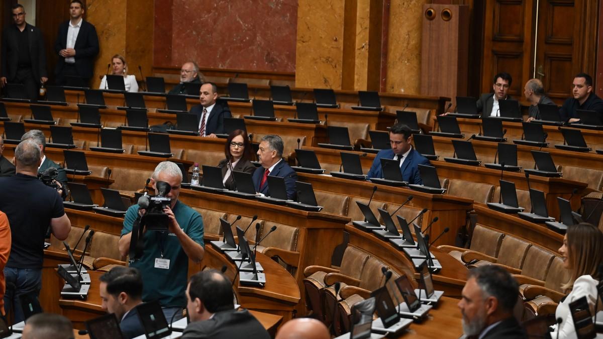 novcane-kazne-poslanicima-sinisi-nikolicu-i-milosu-parandilovicu-zbog-remecenja-reda novcane-kazne-poslanicima-sinisi-nikolicu-i-milosu-parandilovicu-zbog-remecenja-reda