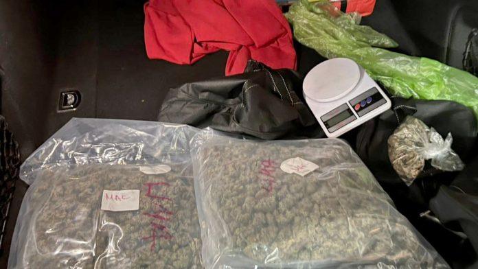 policija-prisla-parkiranom-“audiju”,-a-zbog-onoga-sto-je-nadeno-u-njemu-odmah-je-uhapsen-vlasnik-(foto)