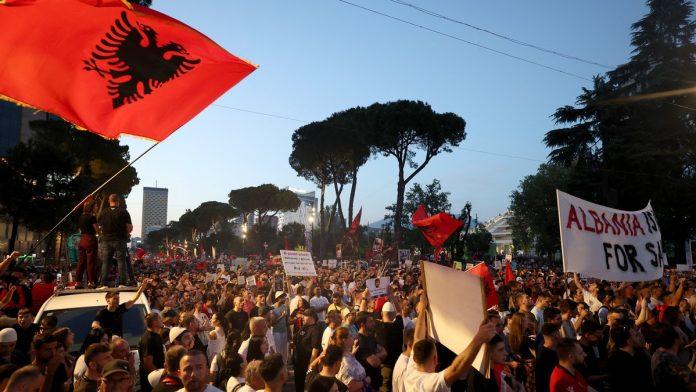 (foto)-haos-u-tirani-se-nastavlja-najmasovniji-protest-dosad,-gradani-traze-ostavku-rame,-kipte-od-besa-zbog-trampovog-zeta
